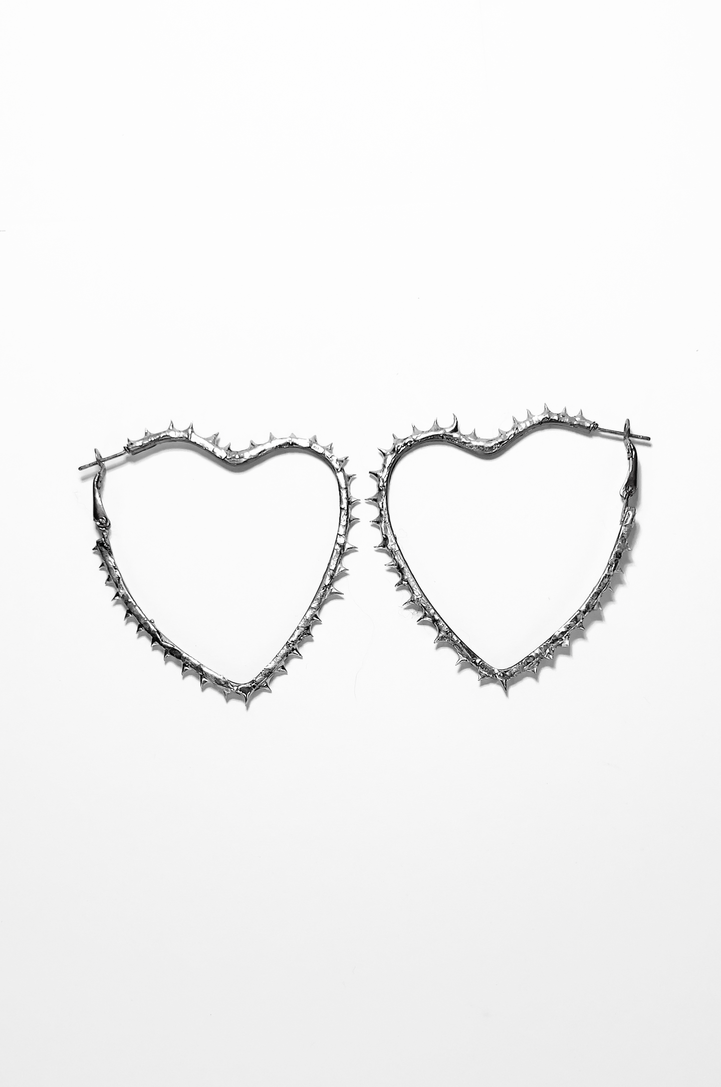 BROKE HEARTH SILVER PENDIENTES